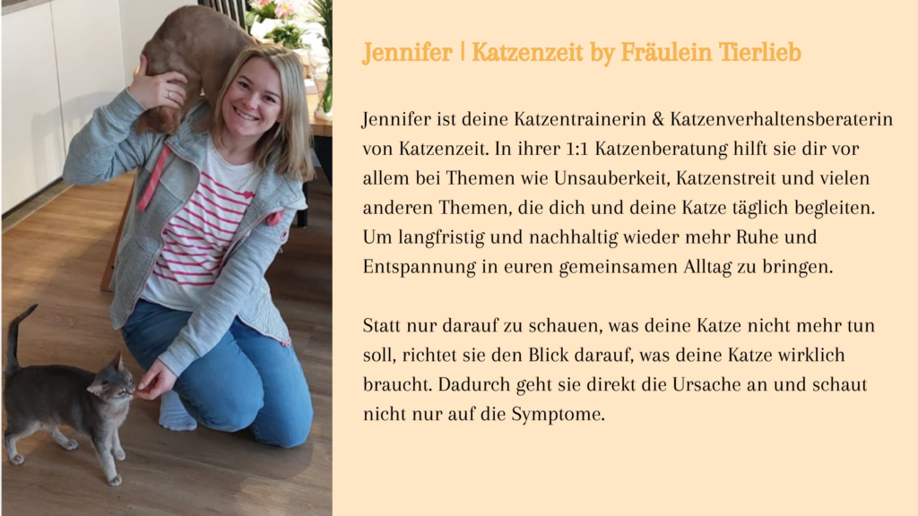 Katzenzeit Trainerin von Katzenzeit mit zwei Katzen auf Schulter und Schoß